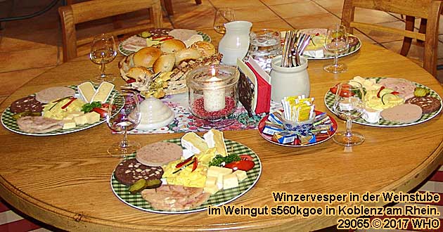 Weinwanderung bei Koblenz am Rhein. Weinbergwanderung mit Kellerführung und Mittelrhein-Weinprobe im Weingut.